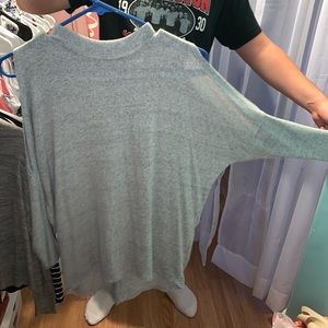 gray long sleeve shirt